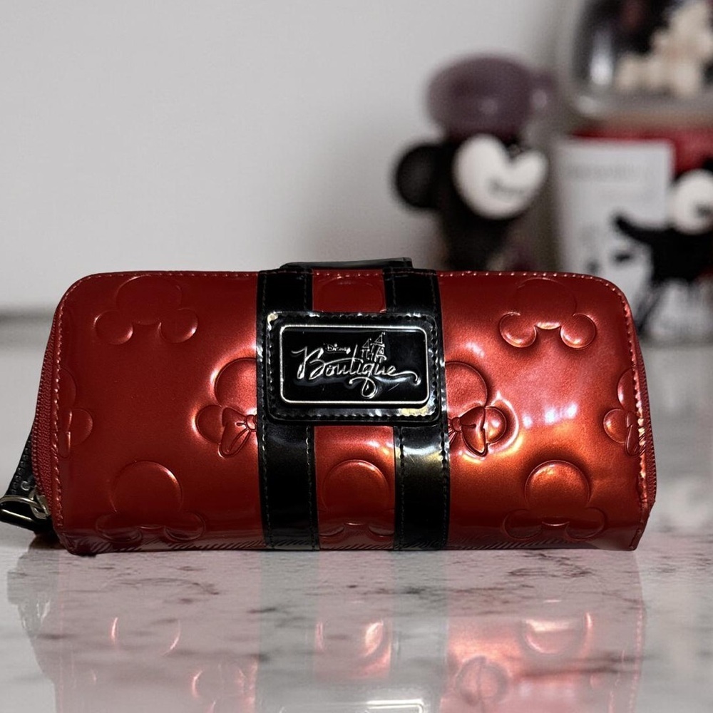 Disney Parks Boutique Mickie ❤️Minnie Embossed Red&Black large zip wallet♥️ EUC